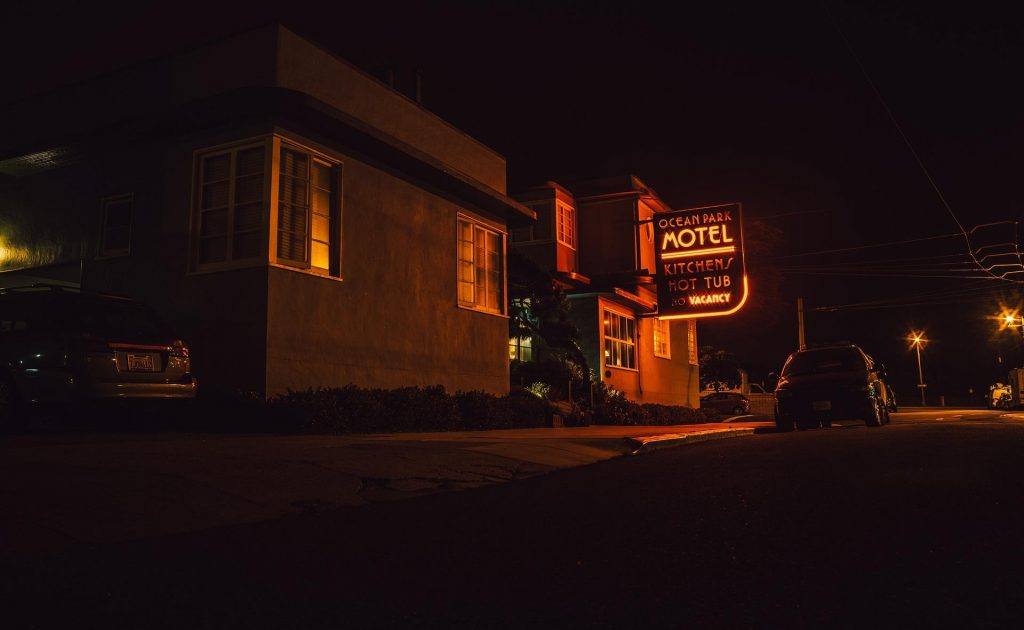 Rêver d'un motel : entrée, sortie, avec quelqu'un, luxe, etc.